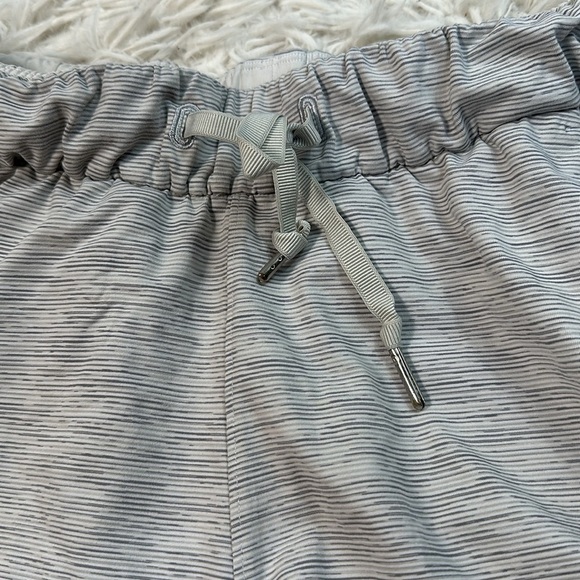 Lululemon On The Fly Short *2.5" Wee Are From Space Nimbus Battleship - Picture 2 of 7